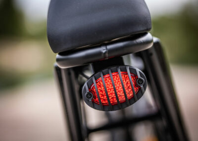 Le feu arrière fait office de feu de stop. Comme un deux-roues classique.