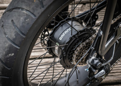 Côté transmission, la cassette et le dérailleur 7 vitesses sont confiés à Shimano.