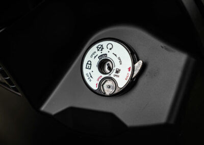 Ce modèle fait l’impasse sur un système de démarrage Keyless et le contacteur avec volet anti-effraction fait assez vieillot.