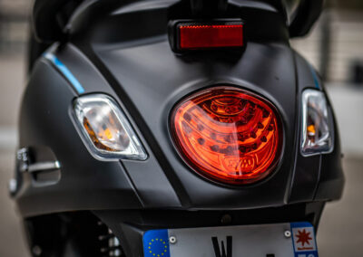L’intégration réussie des différents éléments de sécurité comme les clignotants ou les feux à led est à saluer.