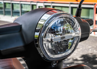 La phare arrondi est typique des productions inspirées de la marque italienne Vespa.