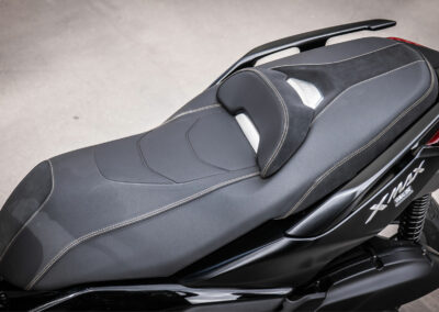 La selle du Xmax 125 est sans doute la plus belle du marché et la plus technique. Son agrément est de très haute tenue.