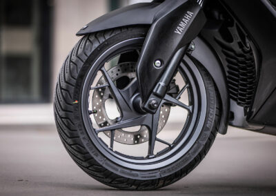 Le XMax est doté d’une roue de 15 pouces à l’avant et 14 à l’arrière.