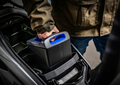 La batterie extractible ne peut pas se charger directement sur le scooter.