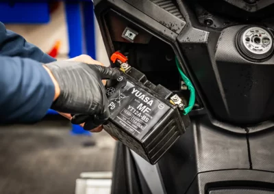 Au chapitre électricité, le contrôleur vérifie l’état du câblage électrique et l’état de de la batterie.
