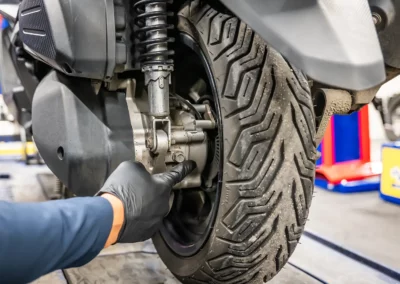 Difficile d’avoir une vision globale de la transmission d’un véhicule surtout lorsqu’il s’agit d’un scooter.