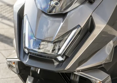 Le SkyTown se distingue par un design moderne souligné par une signature lumineuse LED facilement identifiable.