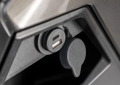 La présence d’un vide-poche avec deux prises USB permettent la recharge en toute simplicité d’un smartphone.