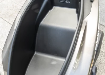 Le coffre du SkyTown accueille un casque intégral et quelques affaires sans problème.