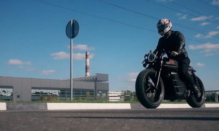Kalashnikov : une moto électrique Café Racer
