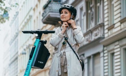 Tier Mobility : Un casque intégré dans les trottinettes électriques