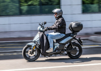 Voici le SwapperX, un modèle à grandes roues équipé de deux batteries pour vous offrir toujours plus d’autonomie entre deux passages aux bornes d’échange ZEWAY