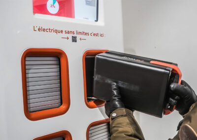 Déposer la batterie déchargée dans l’emplacement prévu