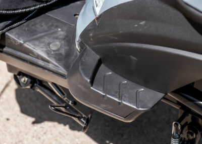 Pas de repose-pieds repliables sur ce scooter, mais de marchepieds bien intégrés.