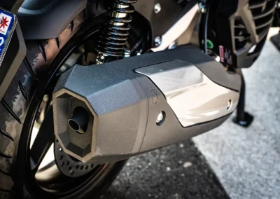 La première révision s’effectue à 1 000 km puis tous les 6000 km.