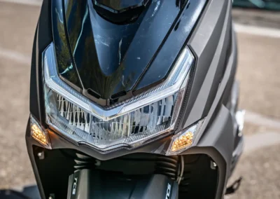 Le bloc optique, au design sobre, cache un éclairage full led et bénéficie de warnings.
