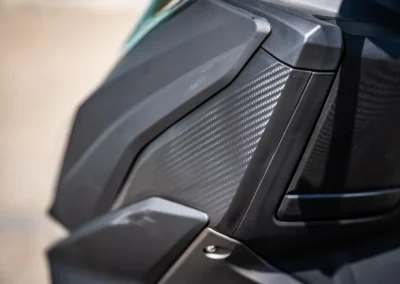 Le Orcal Vorei 125 profite d’une finition soignée avec des plastiques et une peinture de bonne qualité.