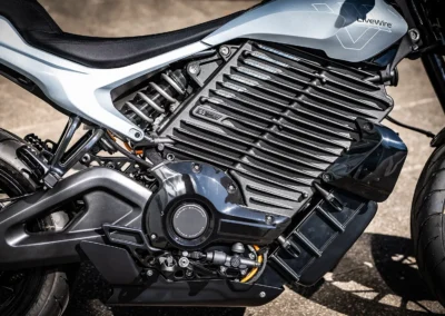 Construite sur la même base technique que la S2 Del Mar, l’Alpinista conserve le moteur électrique de 84 chevaux délivrant un couple immédiat de 263 Nm.