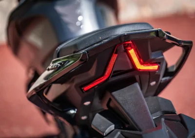 La Voge R125 se distingue par un style agressif et sportif, avec des détails soignés qui lui donnent une vraie personnalité.