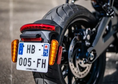Le support de plaque arrière déporté confère à la moto une allure plus racée, presque futuriste.