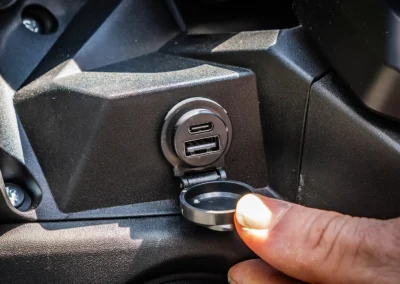 L’équipement est complété par deux ports de charge (USB et USB-C).