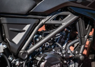 La R125 est particulièrement performante sur route grâce à son châssis stable et précis en virage, son comportement sain et son moteur à la vivacité enthousiasmante.