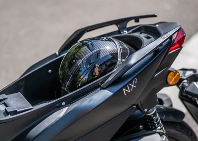 Le coffre n’accepte qu’un petit casque, mais ce n’est pas une surprise pour un scooter de ce gabarit.