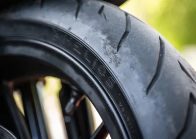 Les pneumatiques Helios offrent un grip très satisfaisant sur le sec.