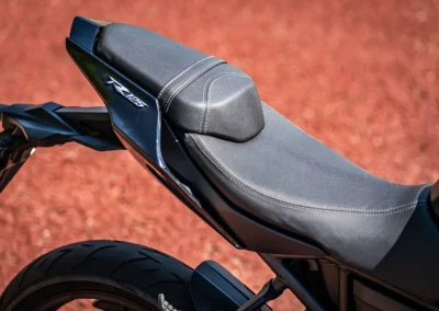 La selle sur deux étages située à  795 mm du sol est particulièrement adaptée pour des pilotes mesurant environ 1,70 m.
