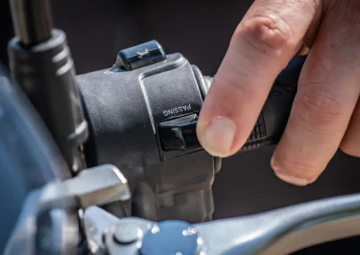 À l’index gauche, le conducteur peut activer l’appel de phare.
