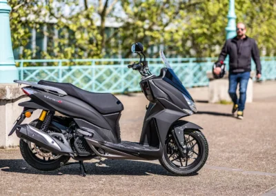 Affiché au prix de 2 995 euros et garantie 2 ans, le scooter Orcal Vorei 125 est particulièrement compétitif sur ce segment de marché.