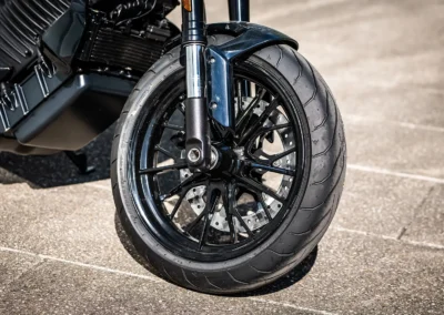la moto reste extrêmement intuitive à piloter grâce à une gestion électronique fine, soutenue par un système de contrôle du couple DTSC.