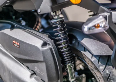 La suspension arrière se montre convaincante en absorbant efficacement les défauts de la chaussée.