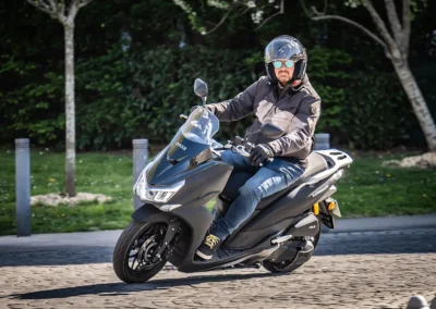 La consommation moyenne observée lors de notre essai plutôt rythmé se situait aux alentours de 3,2 litres au 100 km.
