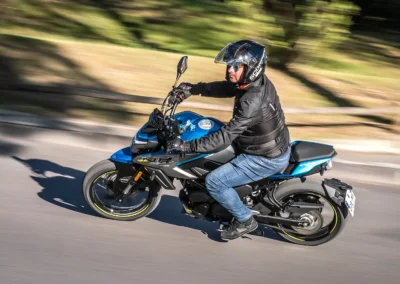 Le moteur se montre expressif lorsqu’il s’agit d’attaquer et la fourche inversée absorbe efficacement les aspérités de la route.