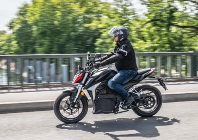 Le mode 1 très fluide est parfait pour circuler en ville, le mode 2 apporte plus d’allonge et le mode 3 permet de s’aventurer sur les voies rapides.