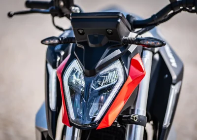On apprécie le phare avant plongeant dans le plus pur style KTM.