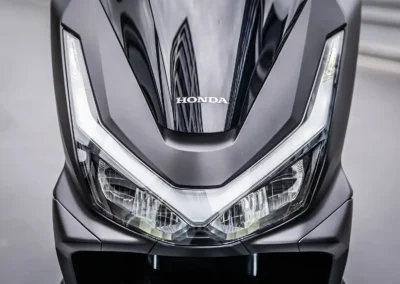 La face, entièrement à led, arbore une signature lumineuse retravaillée avec une forme en V distinctive.