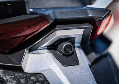 Le Zontes 368G est équipé de deux 2 caméras embarquées (avant et arrière) pouvant servir de dash-cam.