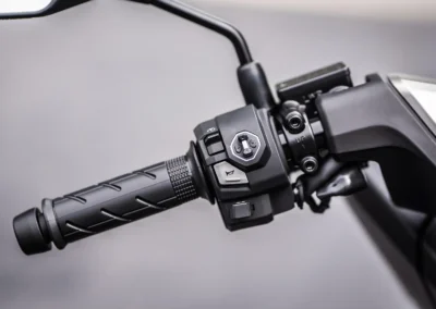 Sur le nouveau Honda PCX, les commodos ont été redessinés pour offrir une ergonomie optimisée et une prise en main plus intuitive.