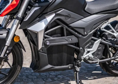 Le moteur délivre une puissance nominale de 11kW (15ch), une puissance en crête de 20 kW (27 chevaux), le tout pour un couple de 118 Nm.