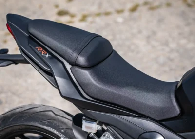 La hauteur de selle située à 800 mm permet au conducteur d’1,75 mètres de poser aisément les pieds au sol.