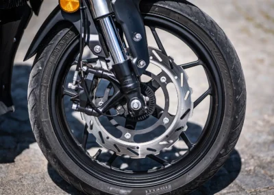 Le disque avant de 300 mm à étrier radial 4 pistons ne manque pas de mordant et l’ABS, bien géré, veille au grain.