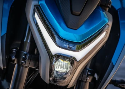 Moto moderne oblige, la 125NK est dotée d’un éclairage full LED.
