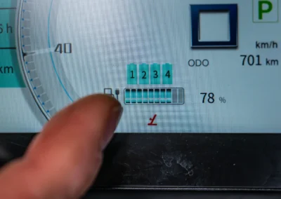 Pour alimenter cette motorisation, nous retrouvons 4 batteries GANGFENG semi-solides 73V/120A de 8,76 kWh avec 4 contrôleurs indépendants.