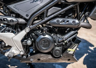 Le moteur développe 14,4 chevaux et délivre 11 Nm de couple à 8 500 tr/min.