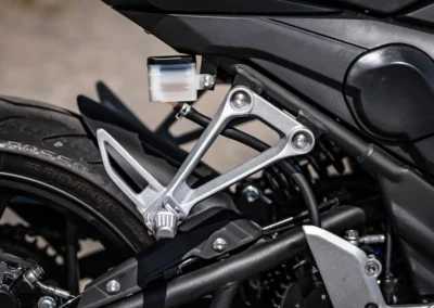Entre l’aluminium, les plastiques soignés et une visserie haut de gamme, cette RRX fait forte impression. Sans quelques vis apparentes, le tableau aurait été quasi parfait.