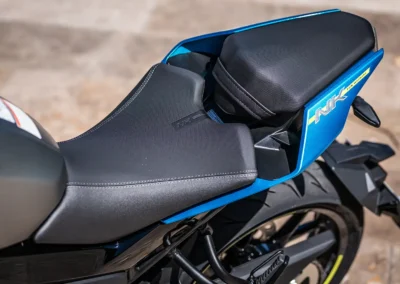 Fine et accessible, la selle située à 780 mm du sol est parfaite pour poser aisément les pieds à plat au sol pour les pilotes de 1,70m.
