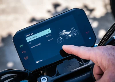 La CF MOTO 125NK dispose d’un traction control déconnectable.