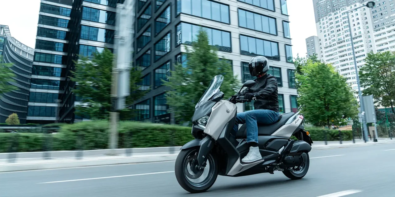 Yamaha XMAX 2025 : Il est chez votre concessionnaire !